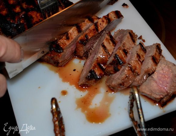 Готовое мясо дадим ему отдохнуть примерно 5мин.Затем режем порционно.Солим по вкусу.