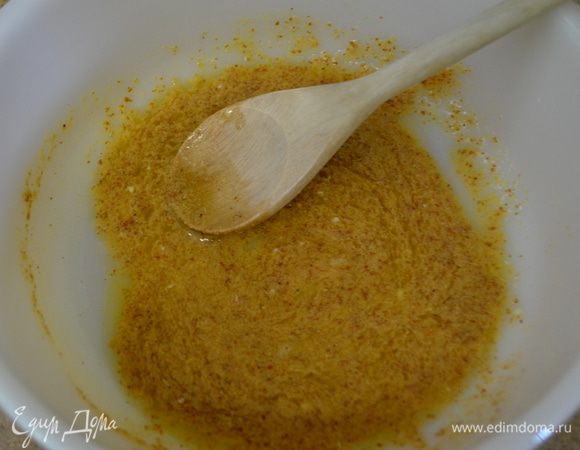 Приготовим горчичный соус.
Смешаем олив.масло,лимон.цедру, сок, горчицу и 1 стол.л горяч.воды.