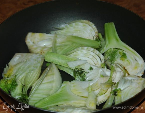 Потом разрезаем луковицы долек на 6-8