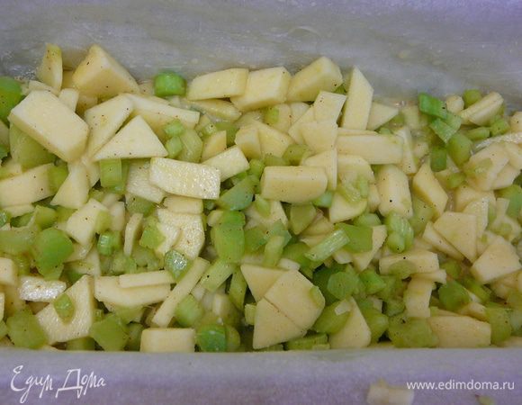 Залить крошки половиной теста,на тесто уложить яблочно-ревневую начинку.