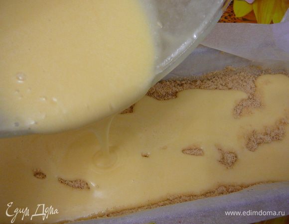 Высыпать оставшуюся половину печенья и  залить оставшимся тестом.