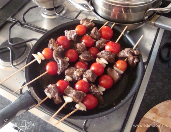 Разогреваем духовку по 150-170 градусов и отправляем туда шпажки. Я обычно укладываю их прям на края сковородки с соусом, сверху накрываю бумагой для духовки - тогда получается не сухо, а мясо, чеснок и помидоры пропитываются испарениями маринада. При этом никаких лишних канцерогенов и калорий!