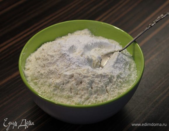 <font style="vertical-align: inherit;"><font style="vertical-align: inherit;">Начинаем с бисквита. </font><font style="vertical-align: inherit;">Смешайте муку, соль, разрыхлитель и ванилин.</font></font>