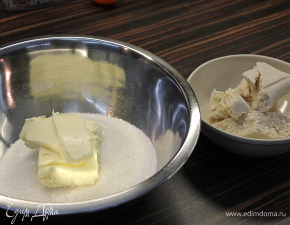 Сливочное масло взбить с сахаром и марципаном (марципан для удобства размолола в блендере до крошки, он у меня подсох). Масса в итоге должна напоминать крошки.