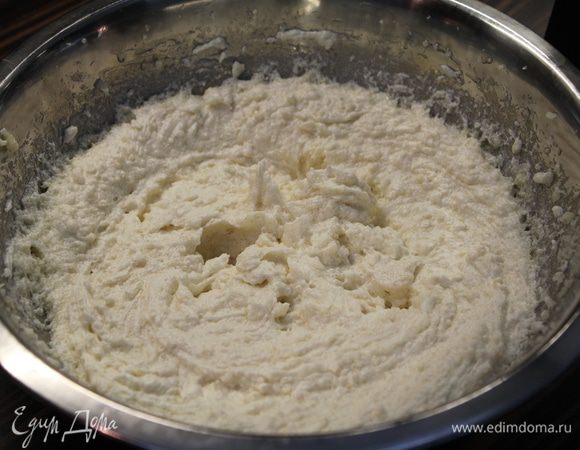 Постепенно вбить яичные белки.