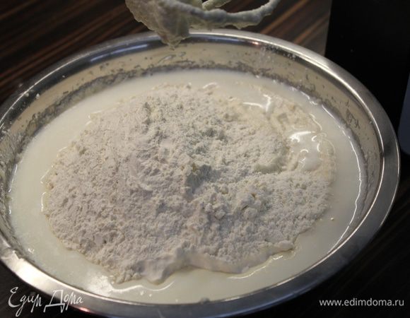 Затем постепенно добавляйте мучную смесь и молоко (поочередно). Все хорошо взбить.