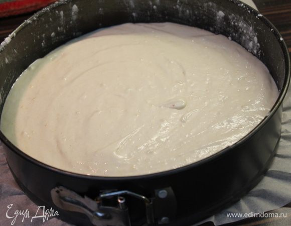 Тесто разделить попалам и испечь 2 коржа. Форму смазать маслом и посыпать мукой. Температура разогретой духовки — 180°C, время выпекания — 35 минут.