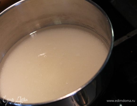 Теперь сделайте крем. Довести до кипения 150 г сахара и 75 мл воды. Не мешать! Дать прокипеть 2 минуты при закрытой крышке. Открыть и продолжать варить до 111–112°C (у меня нет градусника, ориентировалась зрительно — сироп станет густым и слегка будет потрескивать). Снять с огня.