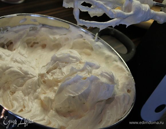 Взбить белки с оставшимися 50 г сахара до мягких пиков. Постепенно, продолжая взбивать, вливайте тонкой струйкой слегка остывший, до 97°C, сахарный сироп. Взбивать 15 минут!