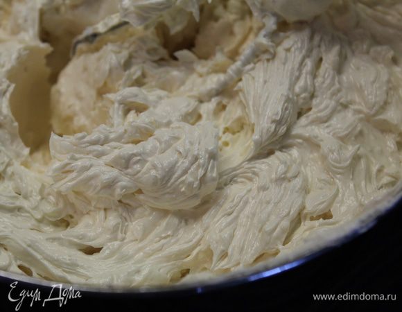 Постепенно добавляйте сливочное масло, после каждого раза хорошо взбивая! Добавьте в конце ликер и еще раз все взбейте.