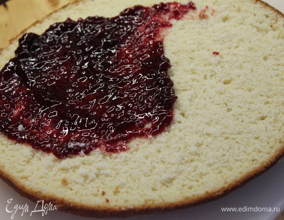 Разрежьте каждый корж на 2, всего должно получиться 4 коржа. Каждый корж смазать малиновым джемом и кремом. Сложить стопкой друг на друга.