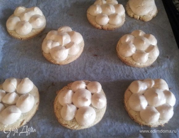 Выпекать в заранее разогретой духовке до 180С примерно 15 минут.