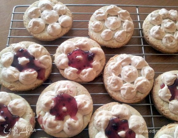 Когда заготовки чуть остынут, надо собрать пирожное. А делается это так:
На половину заготовок положить по 1 ст.л. джема, 