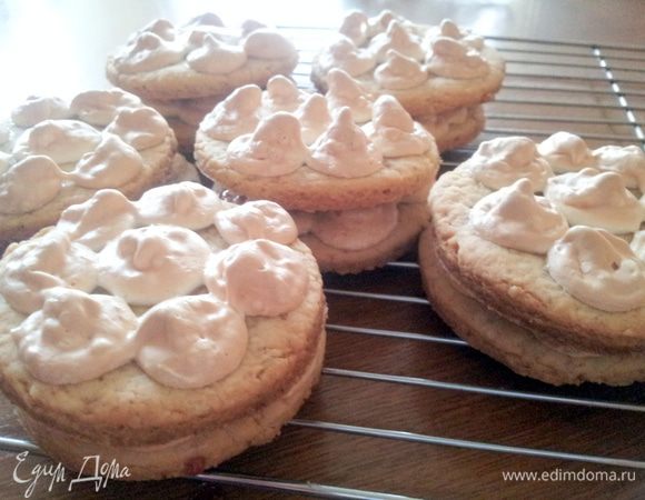 а сверху закрыть другой половиной заготовок, не смазанными джемом. 