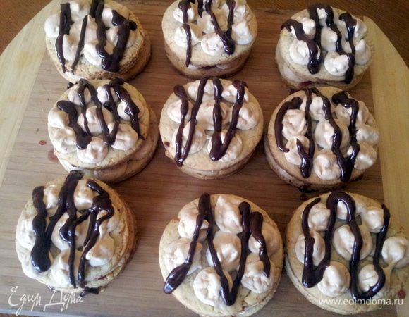 Все пирожное готово, я сверху украсила растопленным шоколадом.
Все быстро и вкусно. 
Угощайтесь!!!!