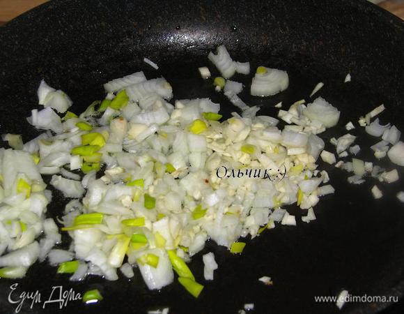 Готовим начинку. Лук и чеснок мелко режем, отправляем на разогретую сковороду с растительным маслом.
