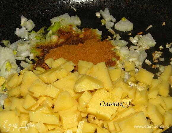 Добавляем карри, соль, сахар, резанный кубиками картофель и подливаем немного горячей воды. Готовим под крышкой на слабом огне до мягкости картофеля. Не забываем помешивать.