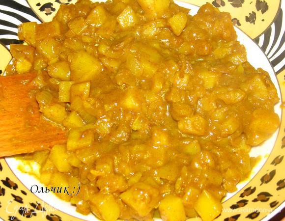 Выкладываем начинку в тарелку, даём остыть.