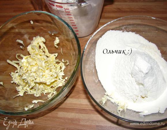 Для теста №1 смешаем просеянную муку с маслом и солью, добавим воды. Вымесим эластичное тесто, оно не должно липнуть к рукам. Для теста №2 смешаем муку с маслом.