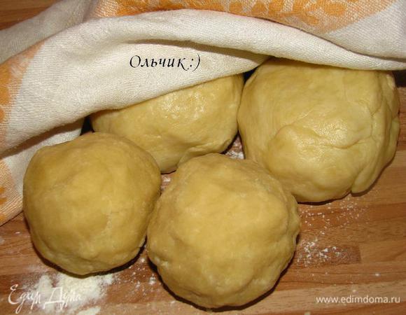 Оба куска теста разделим на 2 части и оставим отдыхать на 15 минут, накрыв полотенцем.