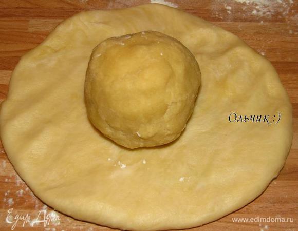 Теперь приступим к изготовлению слоёного теста. Из теста №1 сделаем блин, сверху кладём тесто №2.