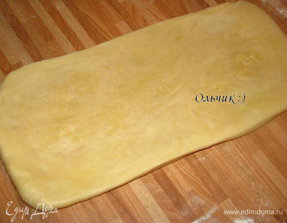 Расплющим его на столе ладонью, затем скалкой раскатаем в прямоугольник.