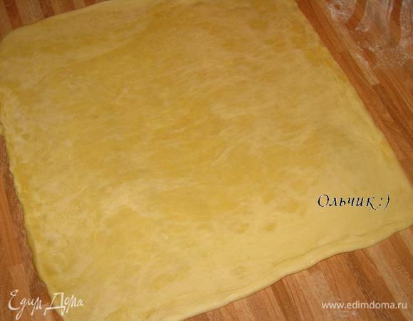 Раскатываем сначала вдоль сгиба, затем поперёк в прямоугольник приблизительно 25 - 30 см.