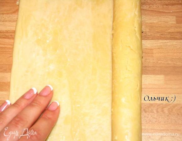 Скатываем с меньшей стороны в плотный рулет, край теста смачиваем водой, для закрепления.