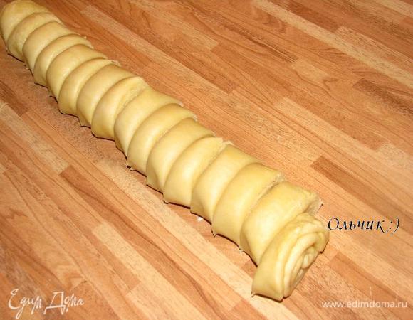 Разрезаем тесто на 16 частей приблизительно в 1 см толщиной.