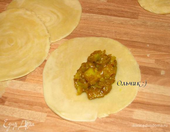 Кладём на одну половинку начинку.