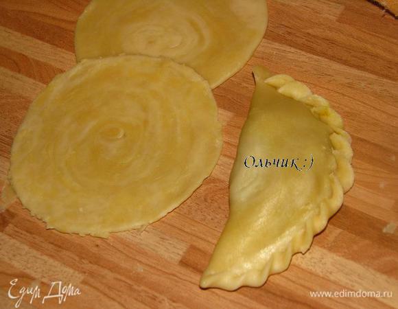 Защипываем края, заворачиваем гребешком.