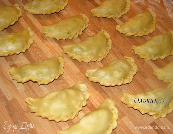 С оставшимися 2-мя частями теста поступаем аналогичным образом. А можно остановиться на 11-том шаге, завернуть рулет в пищевую пленку и отправить в морозилку дожидаться своего часа.