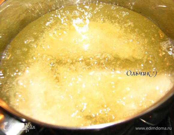 Разогреваем в кастрюльке растительное масло. Чтобы проверить готовность масла к работе нужно опустить в него деревянную палочку, если начнут подниматься пузырьки - масло готово к жарке пирожков.