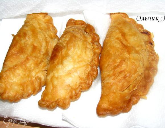 Обжариваем пирожки во фритюре до золотистого цвета, выкладываем на салфетку, чтобы избавиться от излишка масла.