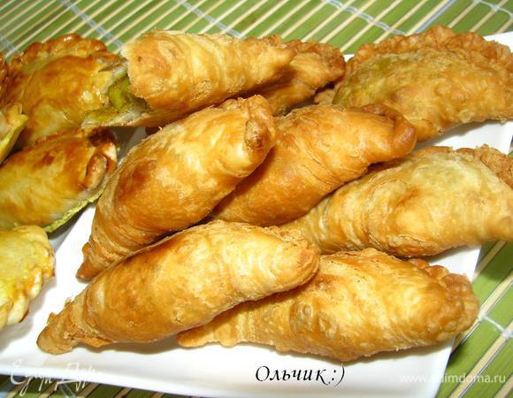 Подаём к столу!  В Малайзии их едет просто так, как уличный перекус, дома подают  со множеством  соусов и запивают чаем или кофе. С такой начинкой они хорошо идут под летний овощной салат. (Или просто под сладкий розовый помидор... ))))