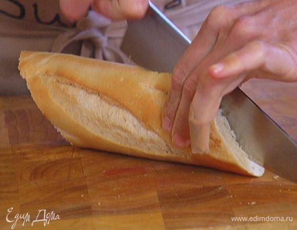 Багет разрезать вдоль пополам.