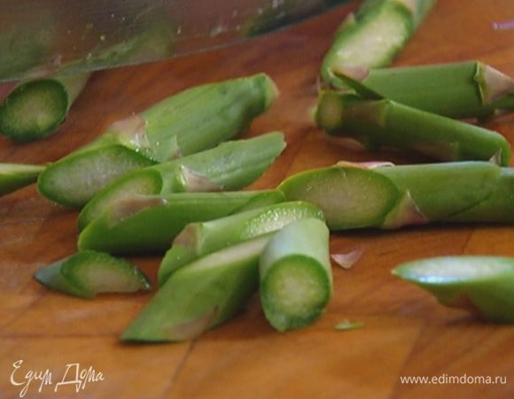 У спаржи удалить грубые черенки и нарезать ее крупными кусочками по диагонали.