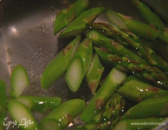 Опустить спаржу на 2–3 минуты в кипящую подсоленную воду.