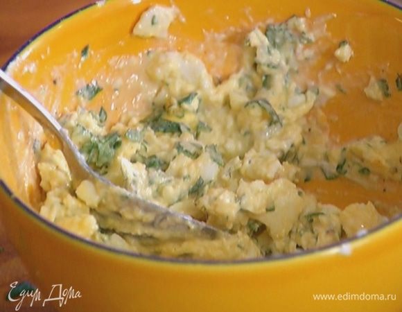 Приготовить заправку: соединить яйцо с маскарпоне, добавить предварительно размягченное сливочное масло, измельченную зелень, посолить, поперчить и перемешать.