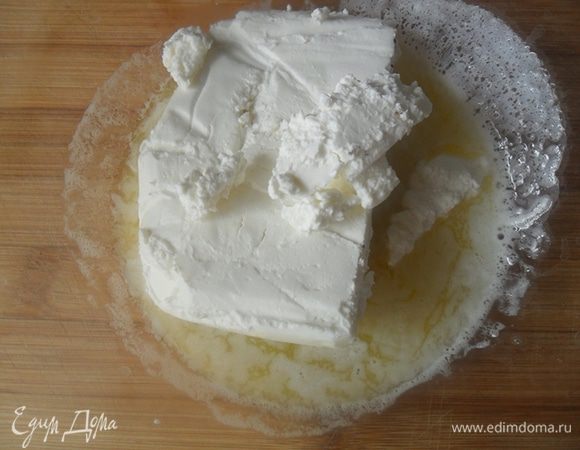 Творог смешать с растопленным маслом.