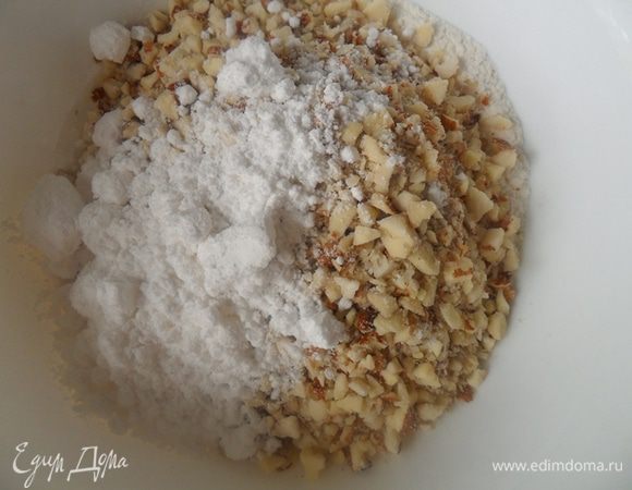 В отдельной миске смешать муку,молотый миндаль и пудру.