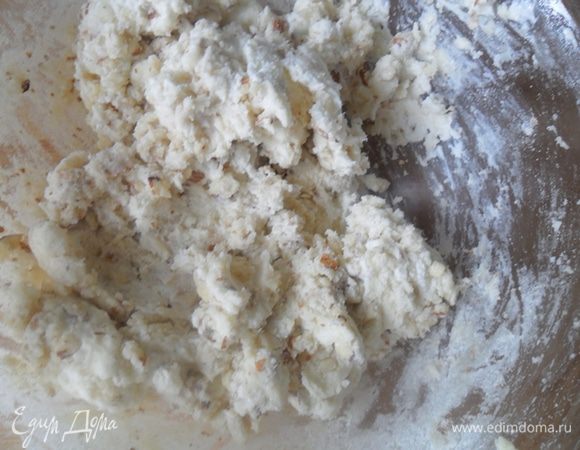 Соединить мучную смесь с творожной,перемешать до состояния крошки