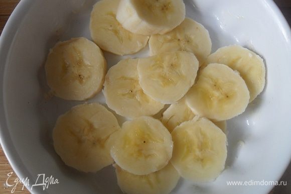 Форму смазать сливочным маслом,выложить нарезанный банан.