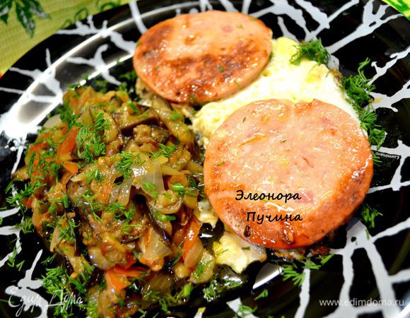 Нарезаем соломкой баклажан,помидор,лук,обжариваем на оливковом масле и сильном огне мин.5 и 5мин.тушим,солим,посыпаем укропом.