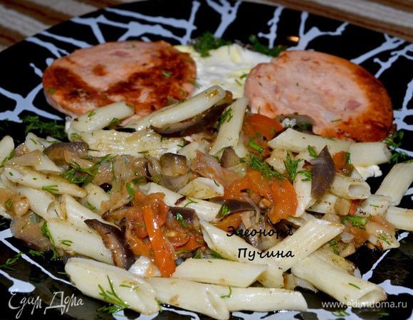 Пожарить колбасу с 2х сторон и разбить в неё яйцо.При желании к рагу добавить макароны.И так сытный и быстрый завтрак за 15мин.готов!!!Удачного дня!!!)