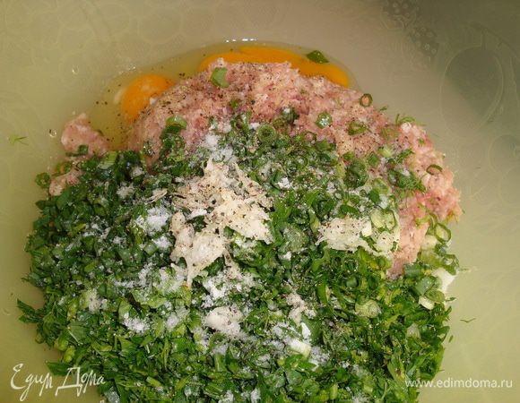 Фарш пропустить через мясорубку 2 раза, зелень измельчить, чеснок натереть на тёрке. Соединяем фарш с зеленью, чесноком, яйцами, манкой, солью и перцем. Всё хорошо отбиваем.