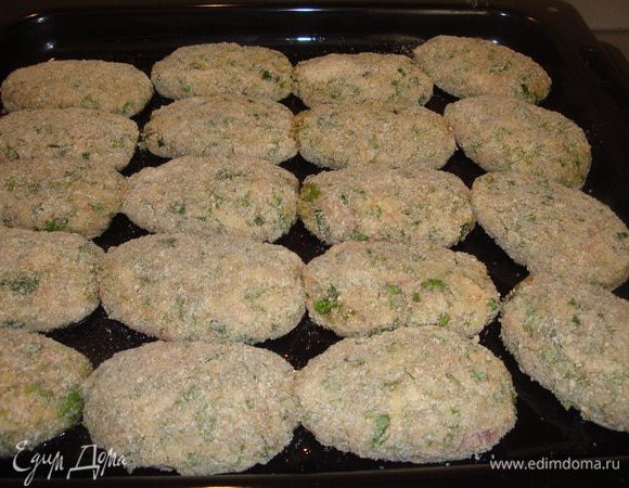 Обваливаем в сухарях и выкладываем на противень, смазанный растительным маслом.