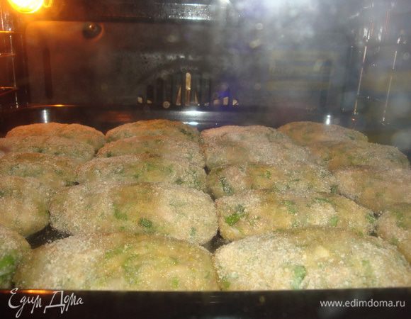 Ставим всё в духовку на 30-35 минут, при температуре 200 градусов. За 10 минут до приготовления включить функцию гриль.