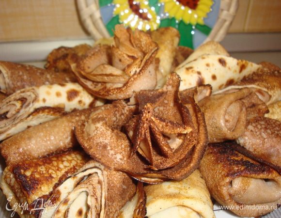 Всё смешать и взбить миксером. На разогретой и смазанно слегка блиннице пожарить блины. Нафаршировать блины варёной сгущёнкой и быстренько обжарить до корочки на сильном огне.