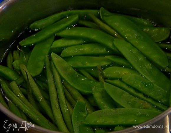 Фасоль и горох опустить на 2–3 минуты в кипящую воду, затем воду слить.